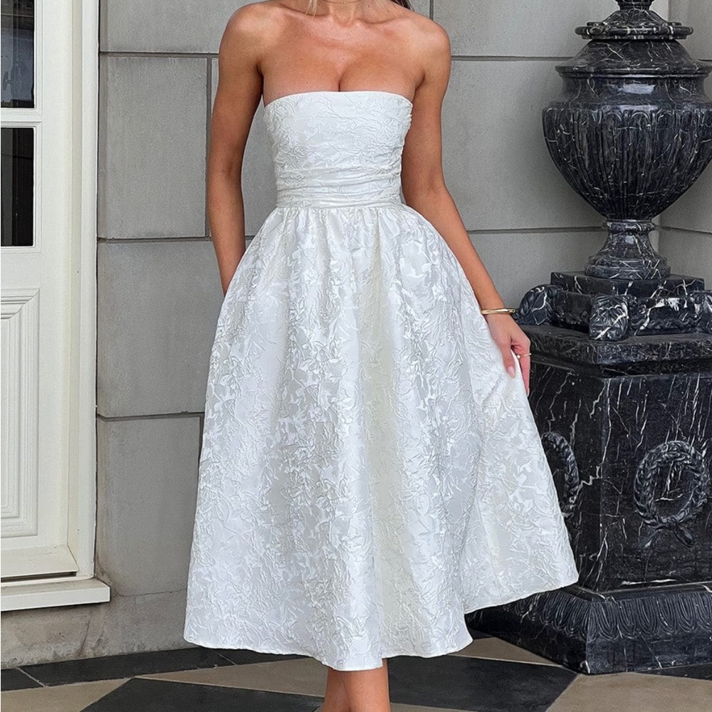 Chic Strapless White Dress